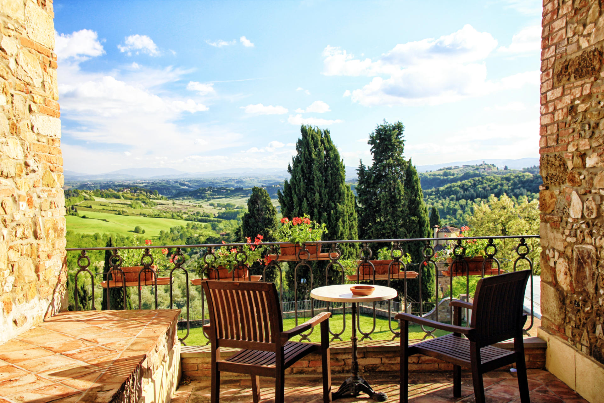 Sanft geschwungene Hügel, durchzogen von tiefgrünen Zypressenalleen, idyllische Landgüter und malerische Dörfer – die Toskana zeigt sich wie ein lebendiges Gemälde.